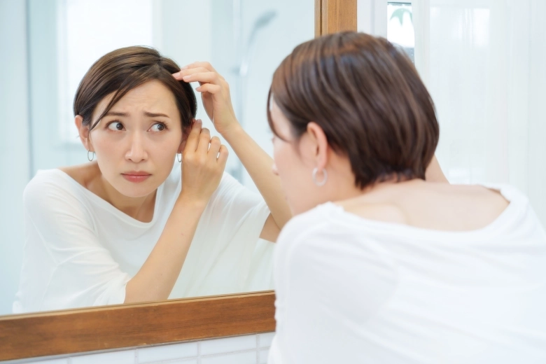 白髪染めの正しい頻度はどのくらい？年齢別の理想の間隔や頻度を減らす方法も