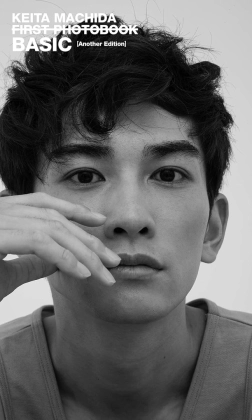 町田啓太さん　金髪モノクロショットやマシュマロを焼く姿に反響「お茶目なまっちー」「色気ダダ漏れというより大洪水です」「腕の筋がカッコイイ〜♡」