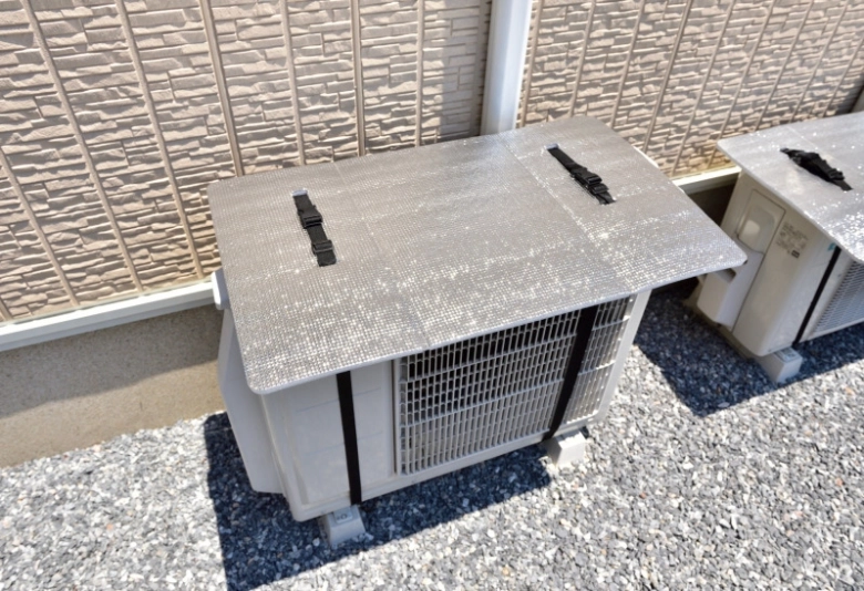 「節電効果もばっちり！」エアコン室外機カバーは100均でも買える！簡単DIYの方法も紹介