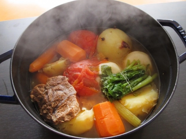 キャンプで楽しみたい鍋料理5選！おすすめ鍋グッズも紹介