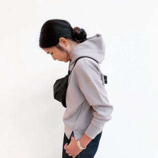 パーカーはフードの立ち上がりが重要！シルエットを見極めて大人コーデに